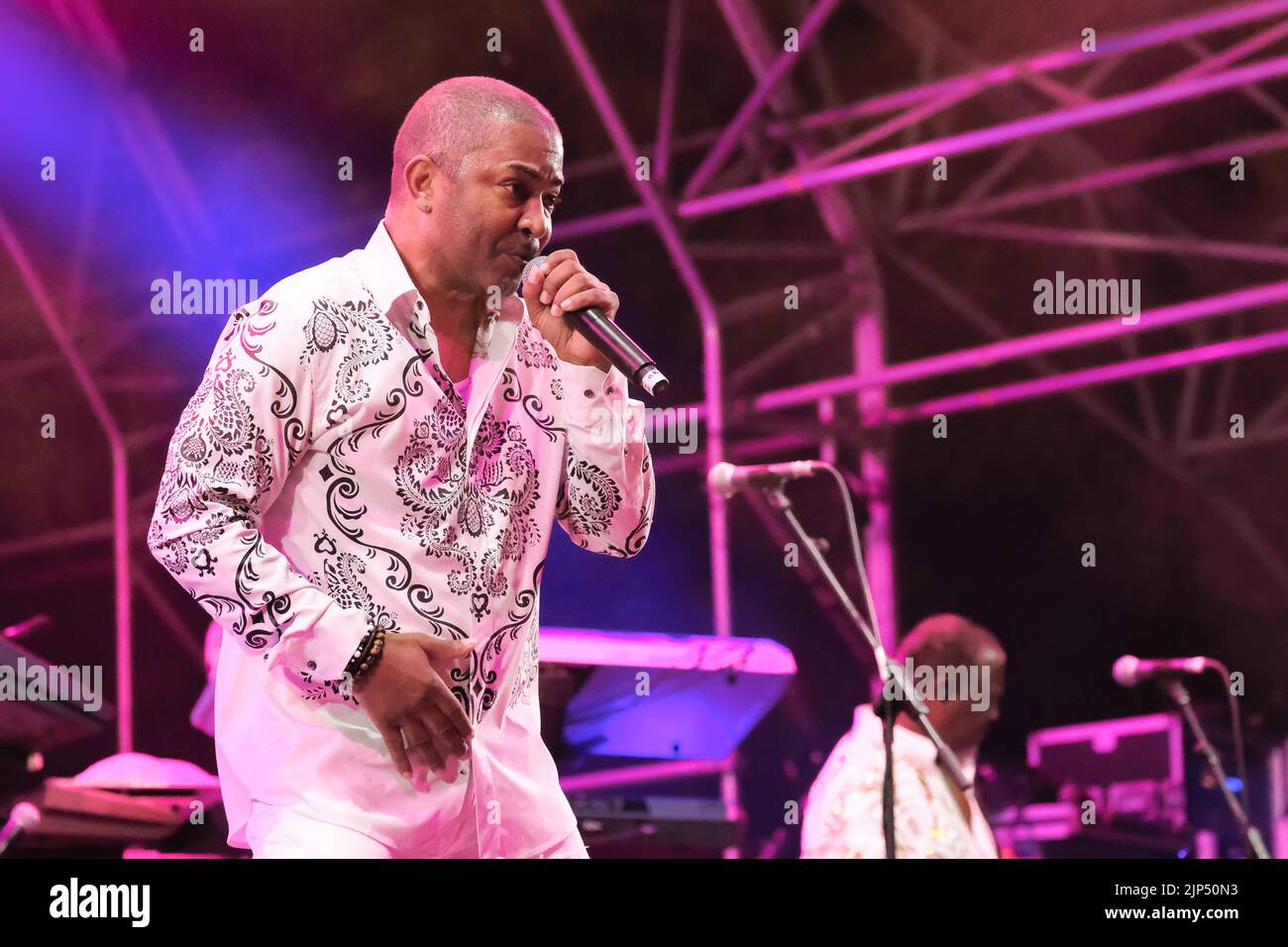 Winchester. Regno Unito, 14/08/2022, Shawn D. McQuiller (noto anche come ShawnyMac), chitarrista e cantante con la rock band americana Kool and The Gang, suona dal vivo sul palco al Boomtown Fair Festival. Boomtown è un festival di musica britannica che si tiene ogni anno nella tenuta di Matterley nel South Downs National Park, vicino a Winchester. Kool & The Gang è una band americana R&B/Soul/funk formata a Jersey City, New Jersey, nel 1964 dai fratelli Robert 'Kool' Bell e Ronald Bell, con Dennis 'Dee Tee' Thomas, Robert 'Spike' Mickens, Charles Smith, George Brown e Ricky West. Hanno subito numerosi cambiamenti Foto Stock