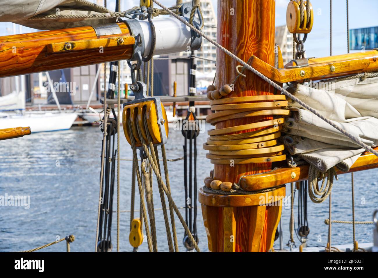 Particolare di albero di nave di legno con puleggia e l'industria marina del lardo Foto Stock