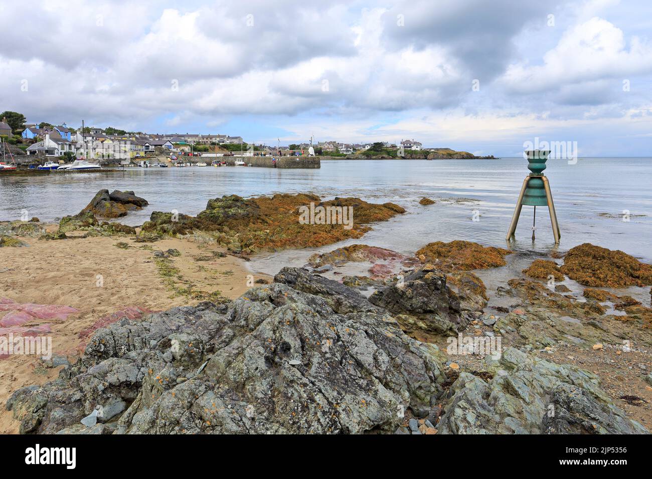 The Time and Tide Bell on Traeth Mawr, Camaes Bay, Isle of Anglesey, Ynys Mon, North Wales, REGNO UNITO. Foto Stock
