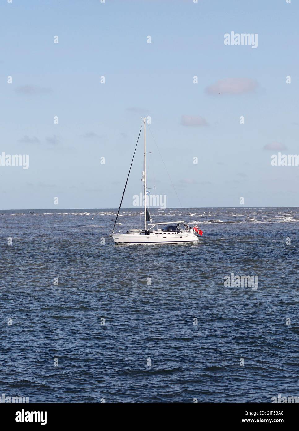 Barca a vela aroind acque poco profonde sabbia, Lowestoft, Suffolk, Inghilterra, Regno Unito Foto Stock