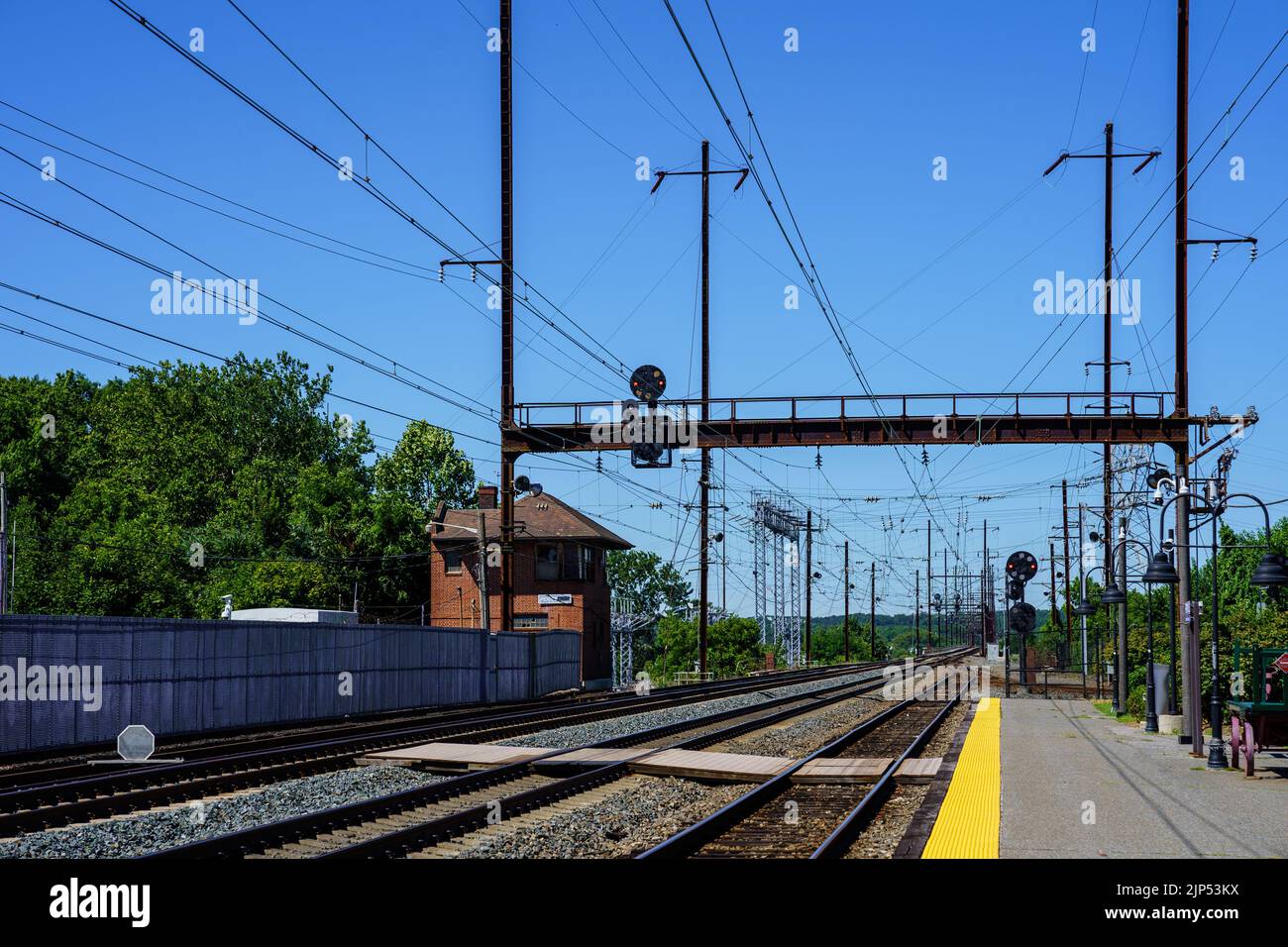 Perryville, MD, USA – 13 agosto 2022: Linee ferroviarie elettrificate presso la stazione FERROVIARIA MARC. Foto Stock