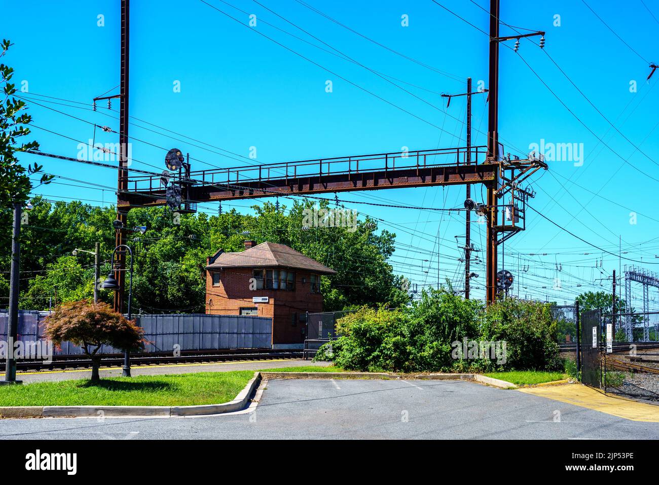 Perryville, MD, USA – 13 agosto 2022: Linee ferroviarie elettrificate presso la stazione FERROVIARIA MARC. Foto Stock