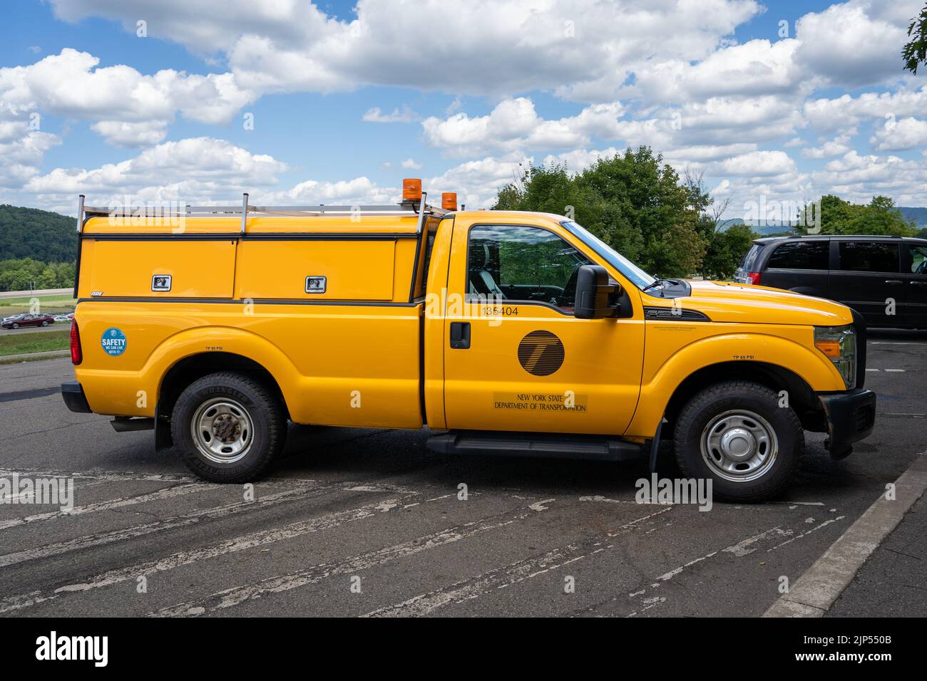 Nichols, NY - 1 agosto 2022: New York state Department of Transportation Truck parcheggiato in una fermata di riposo. Foto Stock