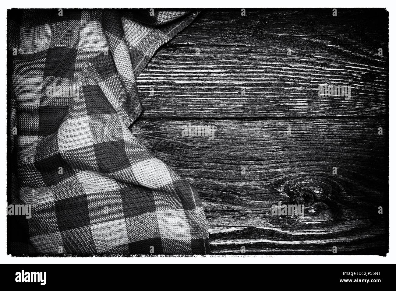 Tovaglia di lino a scacchi su fondo in legno. Spazio di copia. Posto per cibo e bevande. Picnic e giorno del Ringraziamento. Annata in bianco e nero Foto Stock