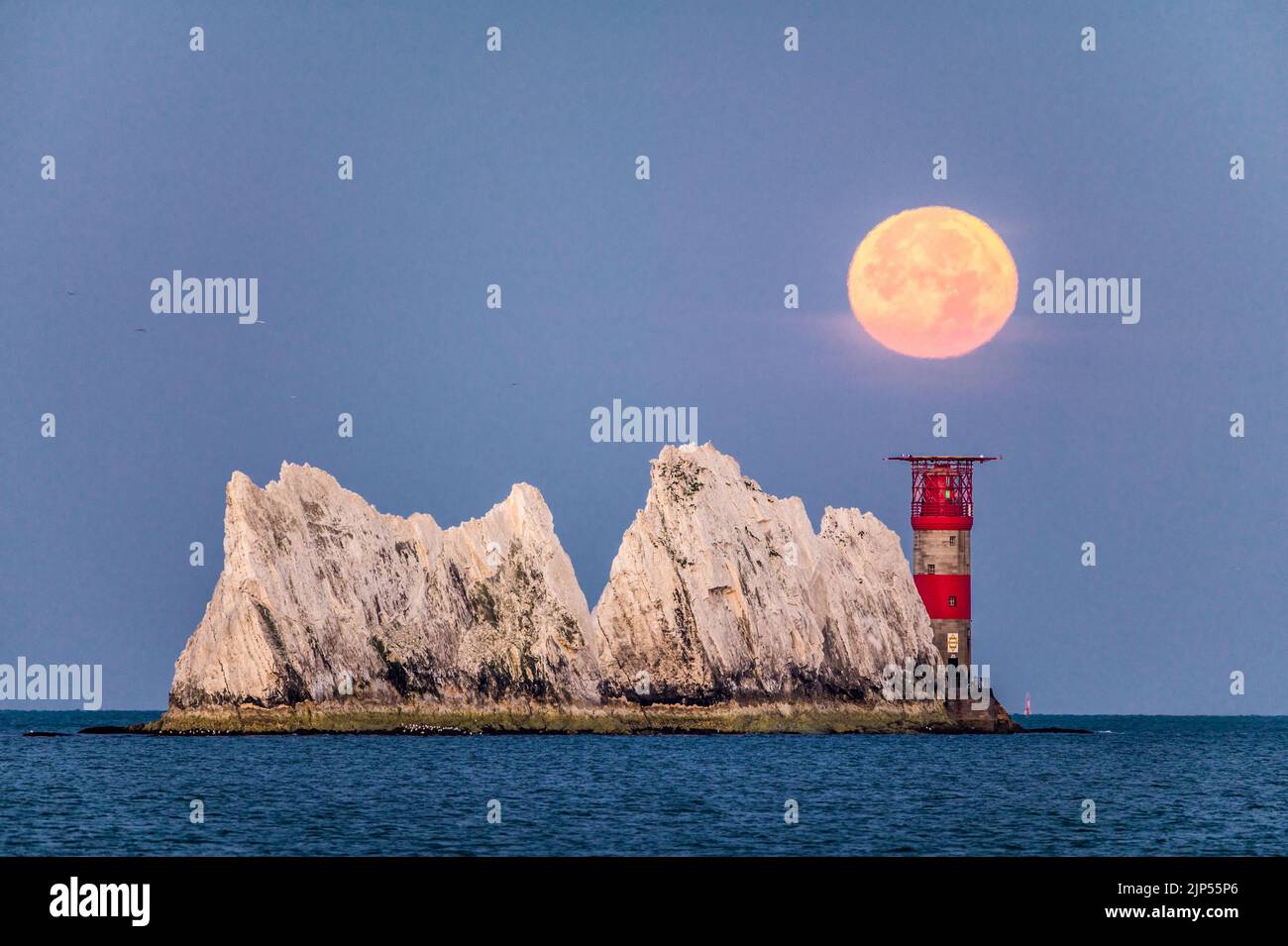 Sturgeon Luna piena impostazione sopra gli aghi rocce e faro. Foto Stock
