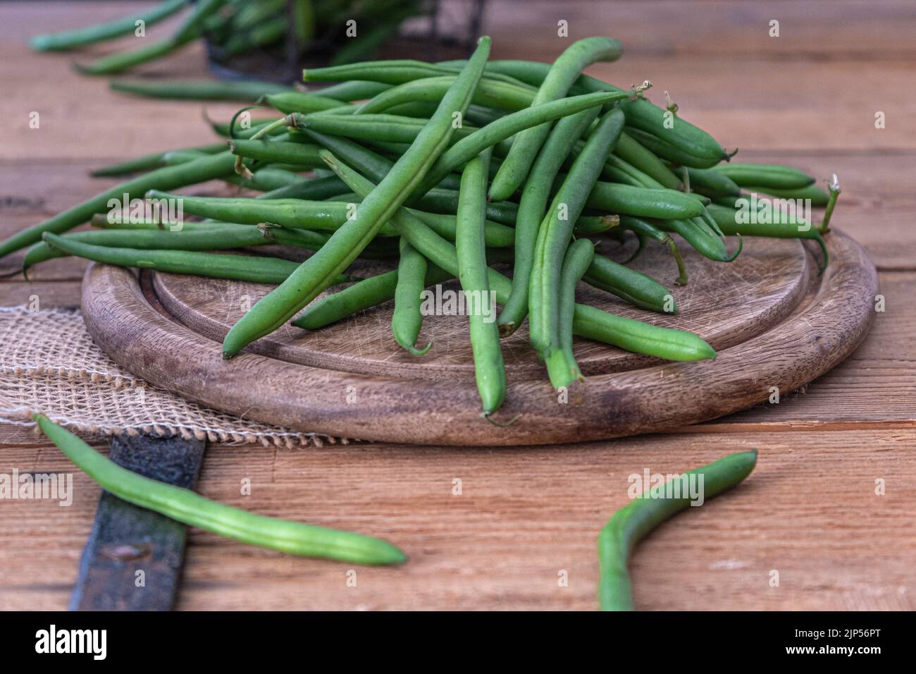 Fagioli verdi sul tagliere di legno. Un concetto ecologico. Foto Stock