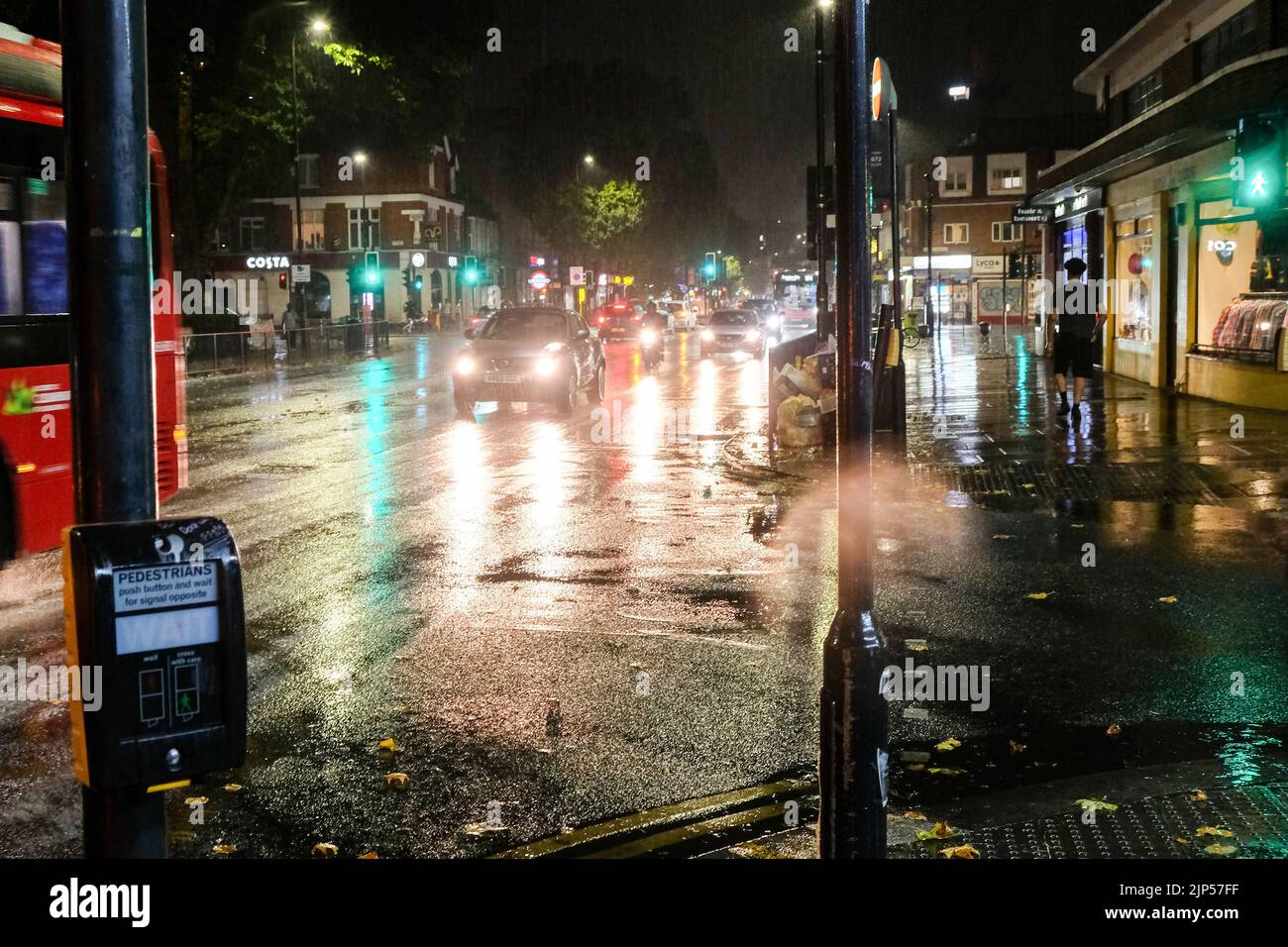 Turnpike Lane, Londra, Regno Unito. 15th ago 2022. UK Weather: Siccità nel Regno Unito. La pioggia cade nel nord di Londra. Credit: Matthew Chattle/Alamy Live News Foto Stock
