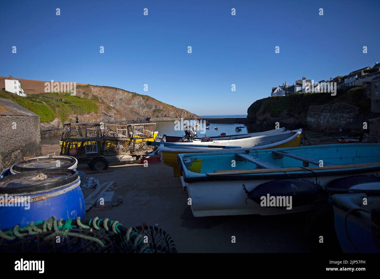 Pentole di aragosta e barche da pesca a Port Isaac. Cornovaglia, Inghilterra Foto Stock