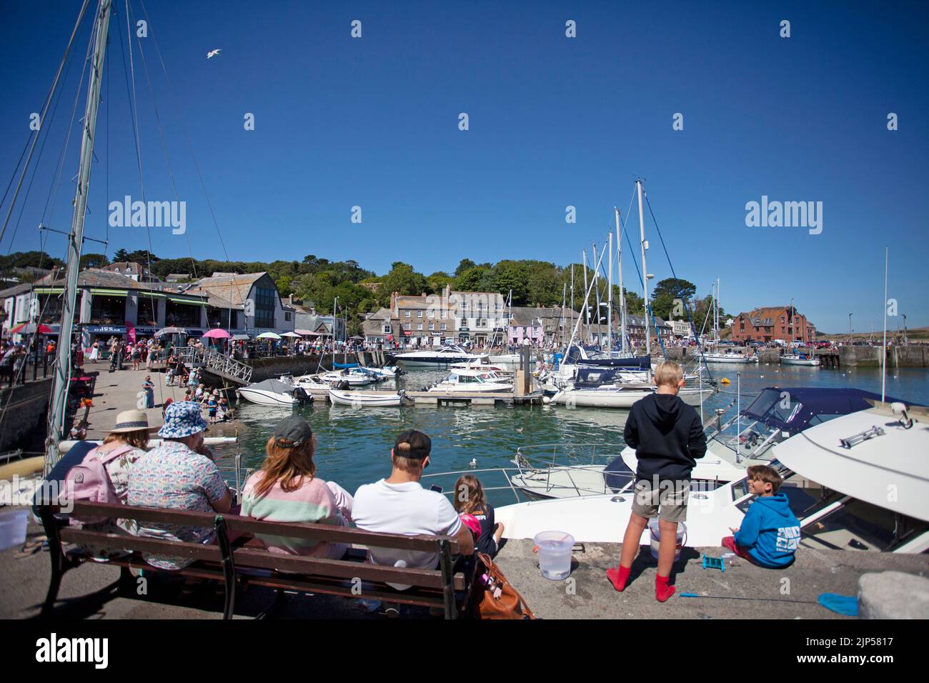 Relax per tutta la famiglia al Padstow Harbour. Cornovaglia Inghilterra Foto Stock