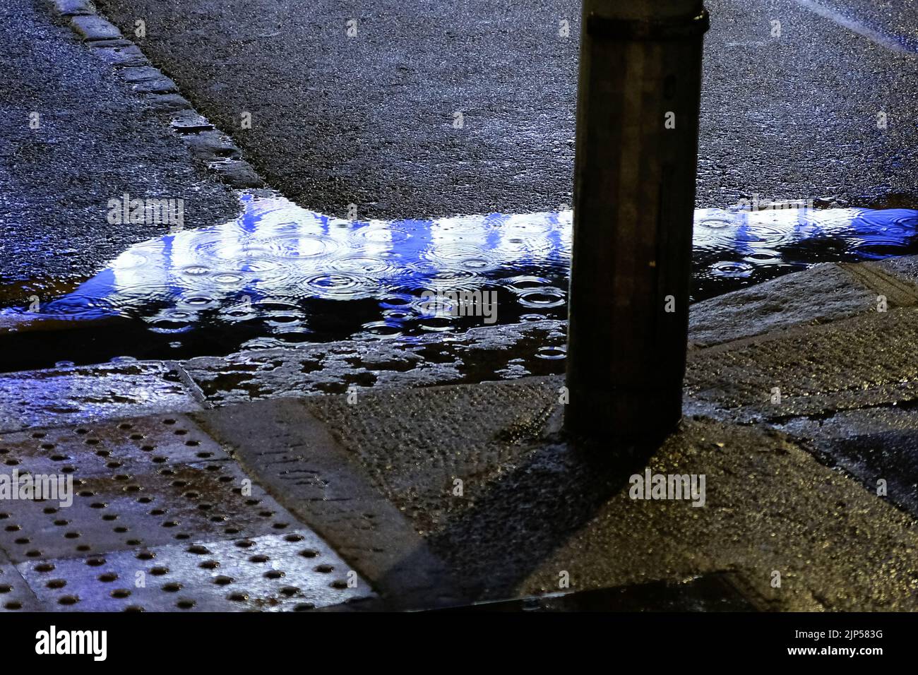 Turnpike Lane, Londra, Regno Unito. 15th ago 2022. UK Weather: Siccità nel Regno Unito. La pioggia cade nel nord di Londra. Credit: Matthew Chattle/Alamy Live News Foto Stock