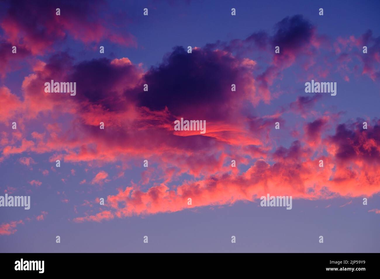 Nuvole rosse e viola nel cielo del tramonto. Foto Stock