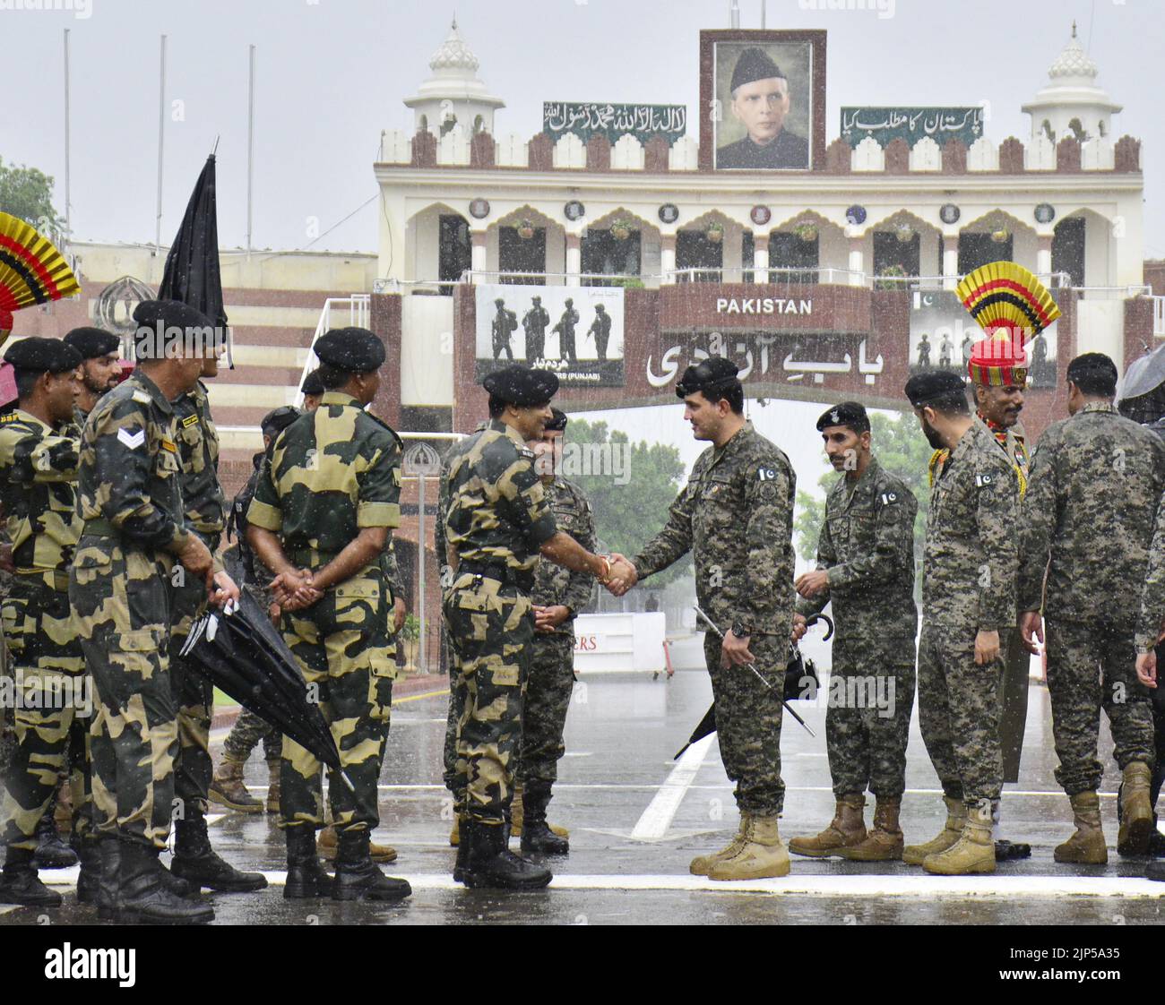 Amritsar, India. 16th ago, 2022. AMRITSAR, INDIA - 15 AGOSTO: Il comandante della forza di sicurezza di frontiera indiana (BSF) Jasbir Singh (C-L) e il comandante dell'ala dei Rangers pakistani Aamir (C-R) si sono scambiati dolci in occasione del 76th° giorno dell'Indipendenza, al confine India-Pakistan di Wagah, il 15 agosto 2022 ad Amritsar, India. (Foto di Sameer Sehgal/Hindustan Times/Sipa USA ) Credit: Sipa USA/Alamy Live News Foto Stock