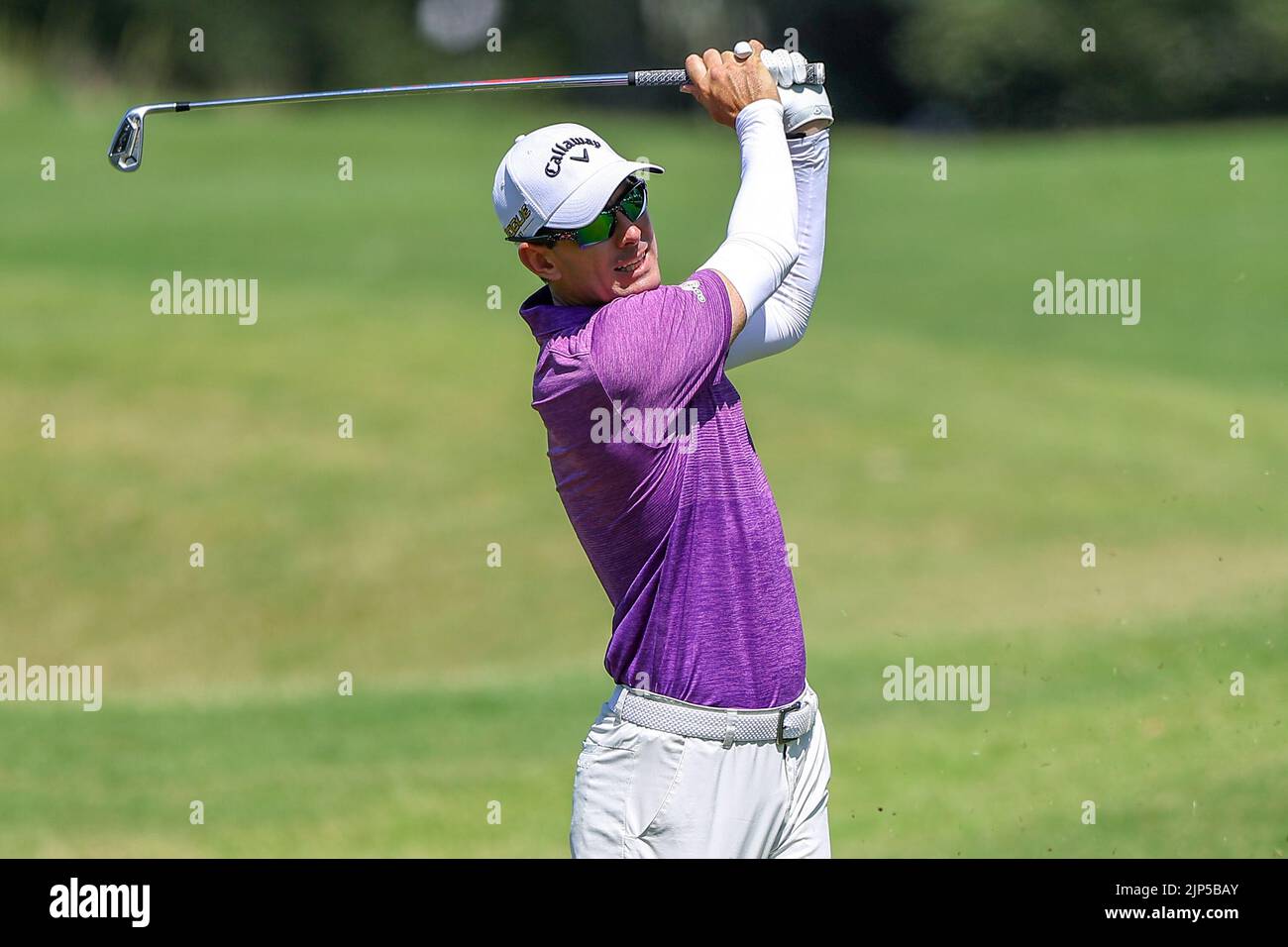 13 agosto 2022: Dylan Frittelli ha colpito un colpo di ferro durante il terzo round del torneo di golf FedEx St. Jude Championship al TPC Southwind di Memphis, TN. Terreno grigio Siegel/Cal Sport Foto Stock