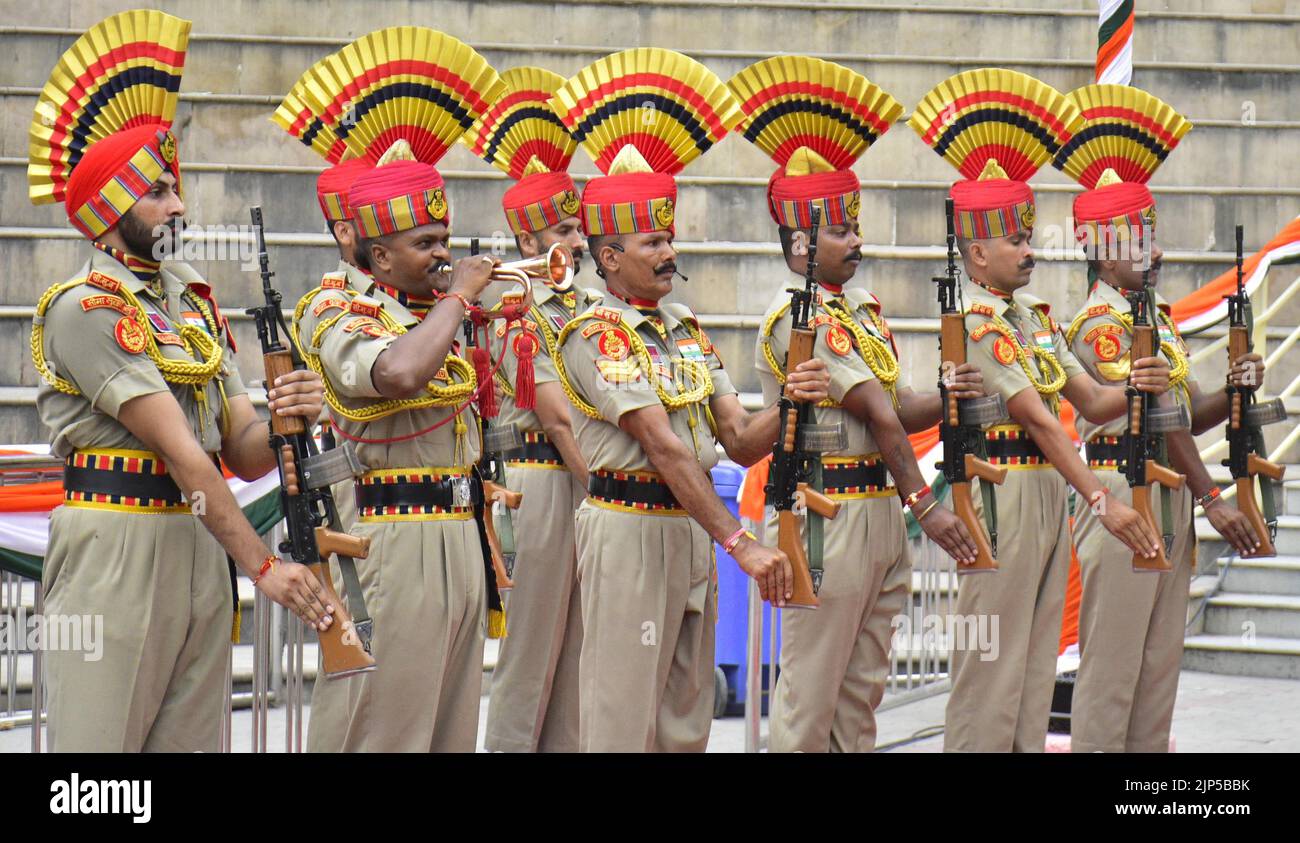 Amritsar, India. 16th ago, 2022. AMRITSAR, INDIA - 15 AGOSTO: : Forza di sicurezza di frontiera indiana (BSF) jawan durante in occasione delle celebrazioni del 76th° giorno dell'Indipendenza al confine di Attari Wagah, il 15 agosto 2022 ad Amritsar, India. (Foto di Sameer Sehgal/Hindustan Times/Sipa USA ) Credit: Sipa USA/Alamy Live News Foto Stock