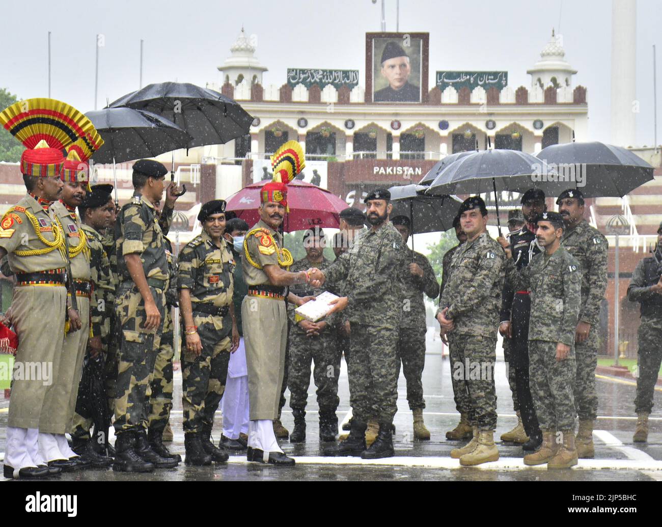 Amritsar, India. 16th ago, 2022. AMRITSAR, INDIA - 15 AGOSTO: Il personale della forza di sicurezza di frontiera indiana (BSF) e i rangers pakistani si scambiarono i dolci in occasione del 76th° giorno dell'Indipendenza, al confine India-Pakistan di Wagah, il 15 agosto 2022 ad Amritsar, India. (Foto di Sameer Sehgal/Hindustan Times/Sipa USA ) Credit: Sipa USA/Alamy Live News Foto Stock