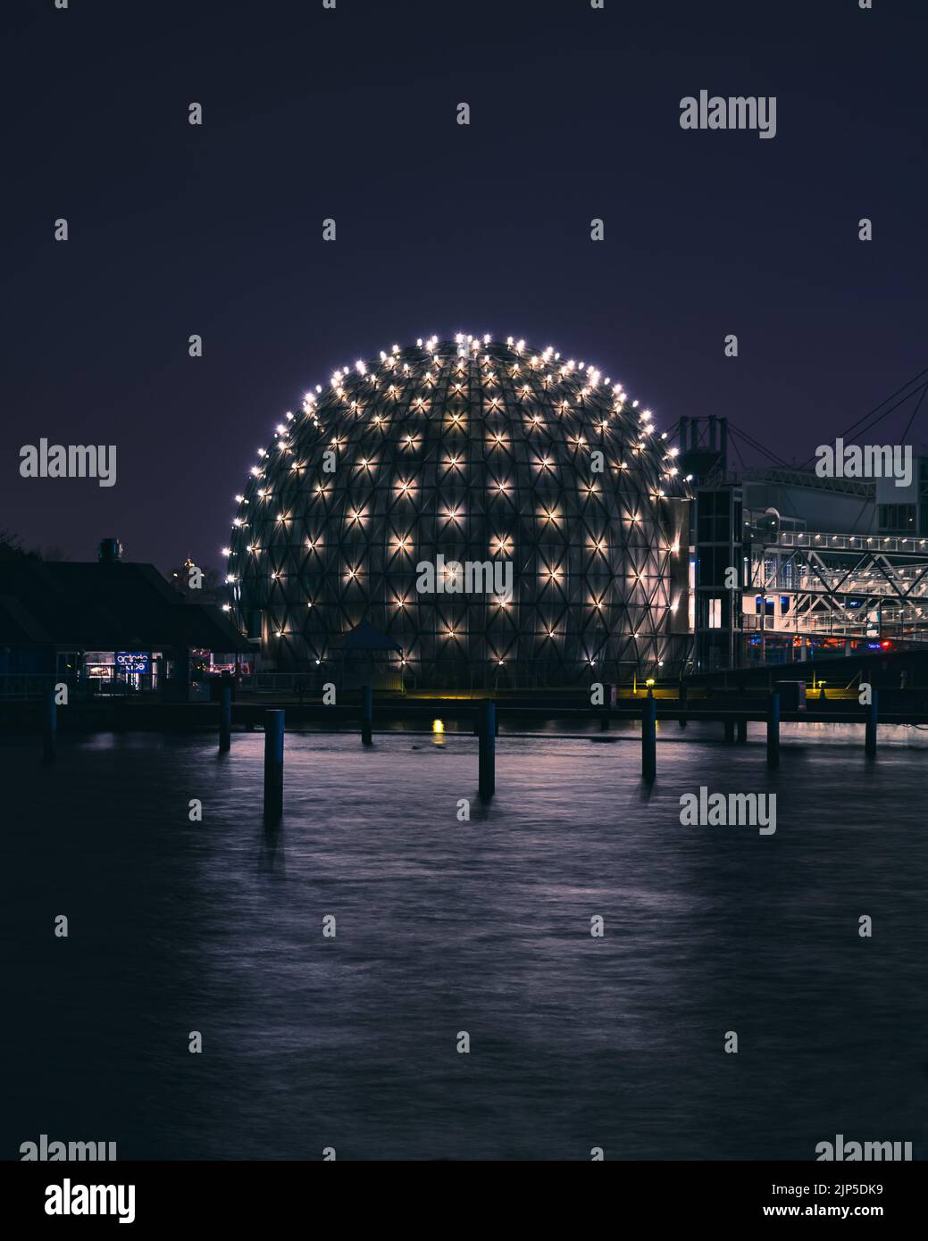 Una foto verticale del lago di Toronto e Ontario Place di notte Foto Stock