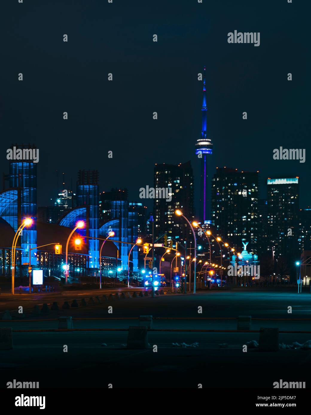 Una foto verticale di Toronto Lakeshore e Ontario Place di notte Foto Stock
