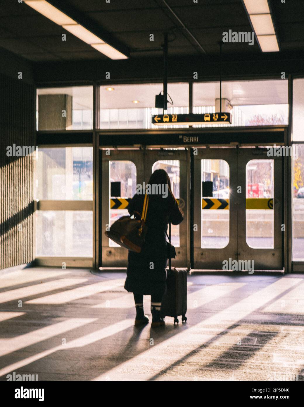 Uno scatto verticale di un turista che viaggia attraverso la metropolitana di Montreal Foto Stock