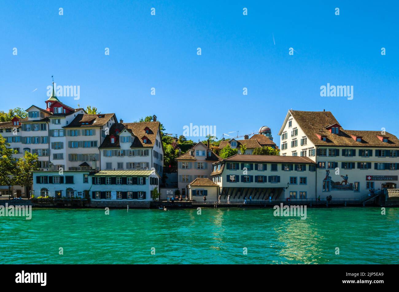 ZURIGO, SVIZZERA - 3 SETTEMBRE 2013: Vista della città vecchia di Zurigo sulle rive del fiume Limmat Foto Stock