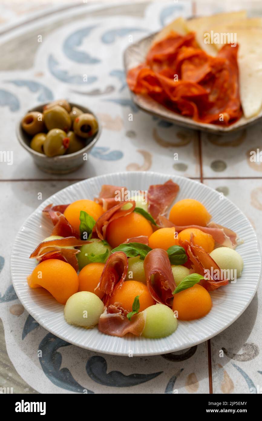 Tapas spagnole, melone e prosciutto, olive, formaggio e chorizo Foto Stock