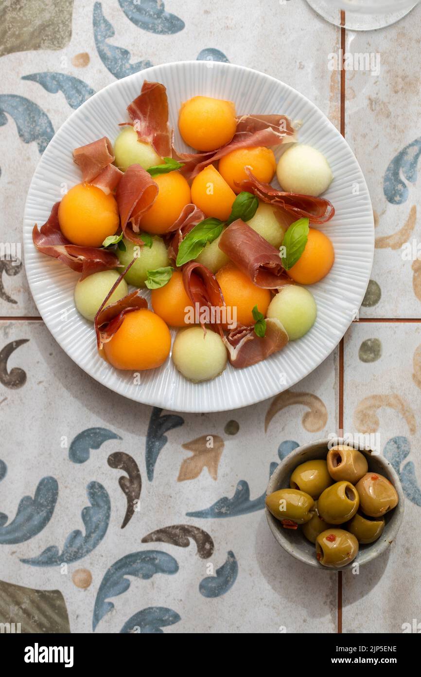 Tapas spagnole, melone e prosciutto, olive Foto Stock