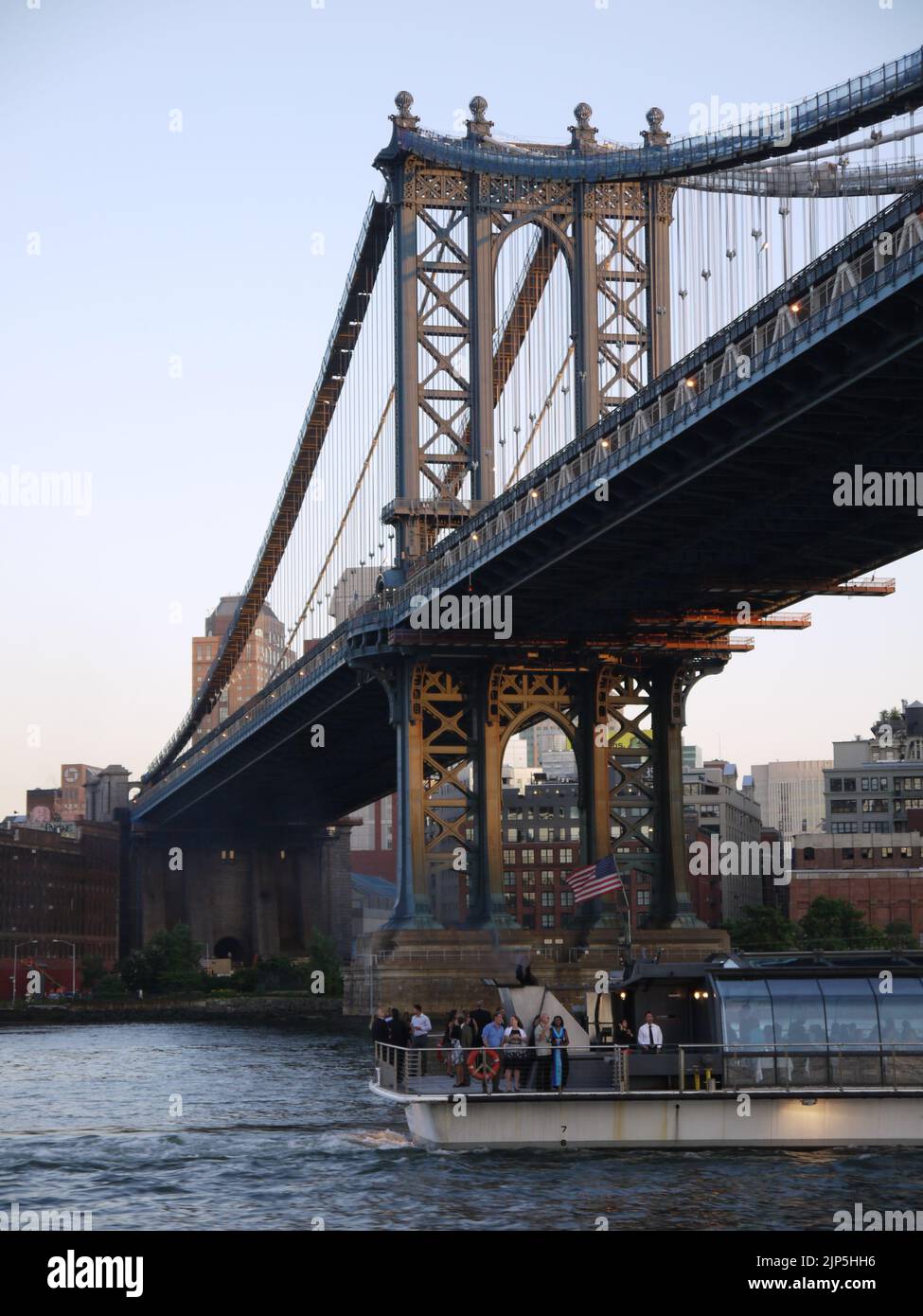 Crociera con cena sulla nave Celestial passando sotto il Ponte di Manhattan, East River, New York City, Giugno 2012 Foto Stock