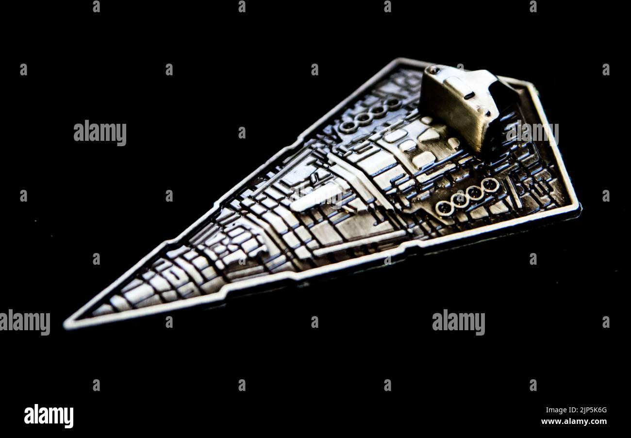 Un primo piano di una figura di Star Destroyer nello spazio su uno sfondo scuro Foto Stock