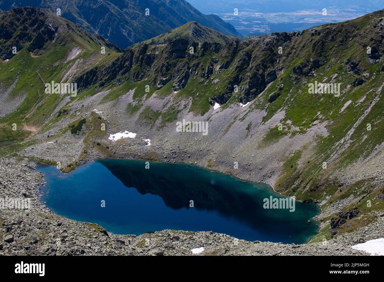 Zadni Staw Polski lago nella valle di cinque laghi, la vista dal passo Zawrat montagna, Tatry, Polonia Foto Stock