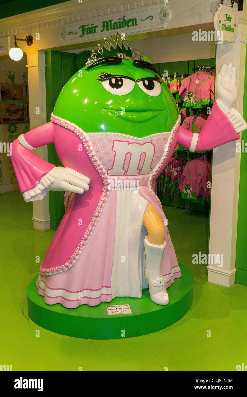 Una foto verticale di una statua verde della principessa che accoglie gli ospiti al MM's World di Londra Foto Stock