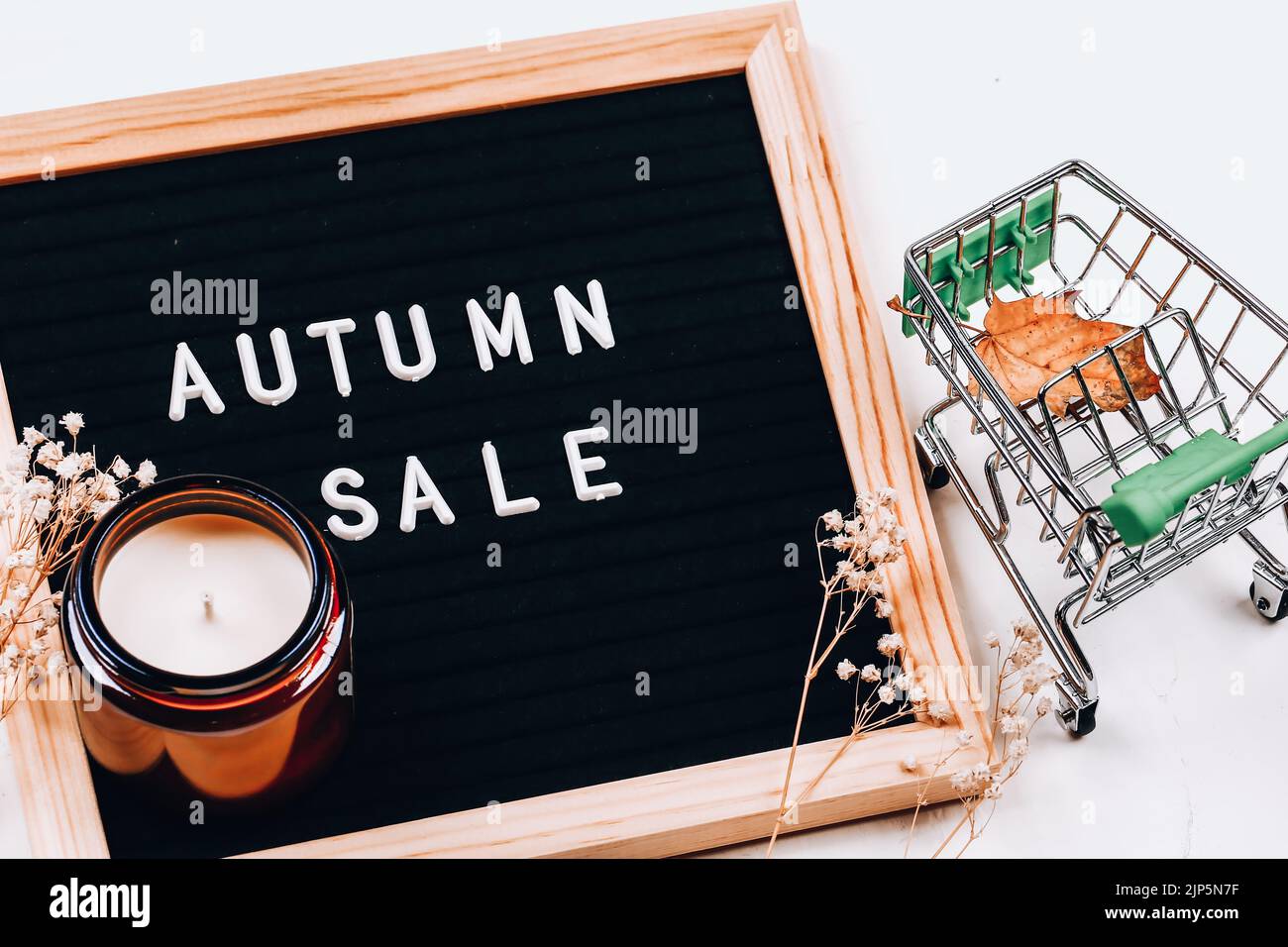 Iscrizione autunnale sulla bacheca. Vendita autunnale. Igge, atmosfera intima autunno, concetto di comfort Foto Stock