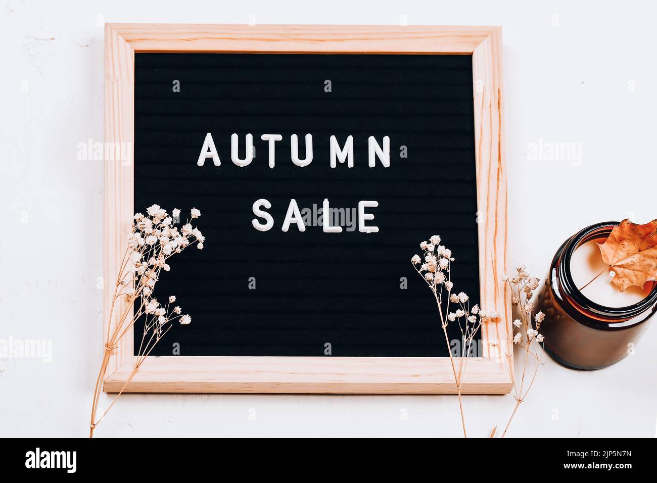 Iscrizione autunnale sulla bacheca. Vendita autunnale. Igge, atmosfera intima autunno, concetto di comfort Foto Stock