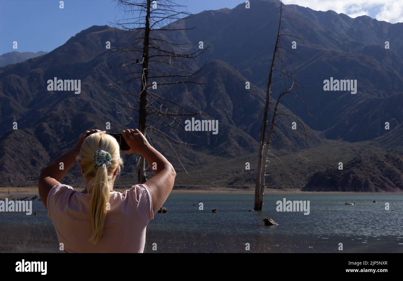 Donna bionda scattare una foto in un bellissimo scenario. Foto Stock