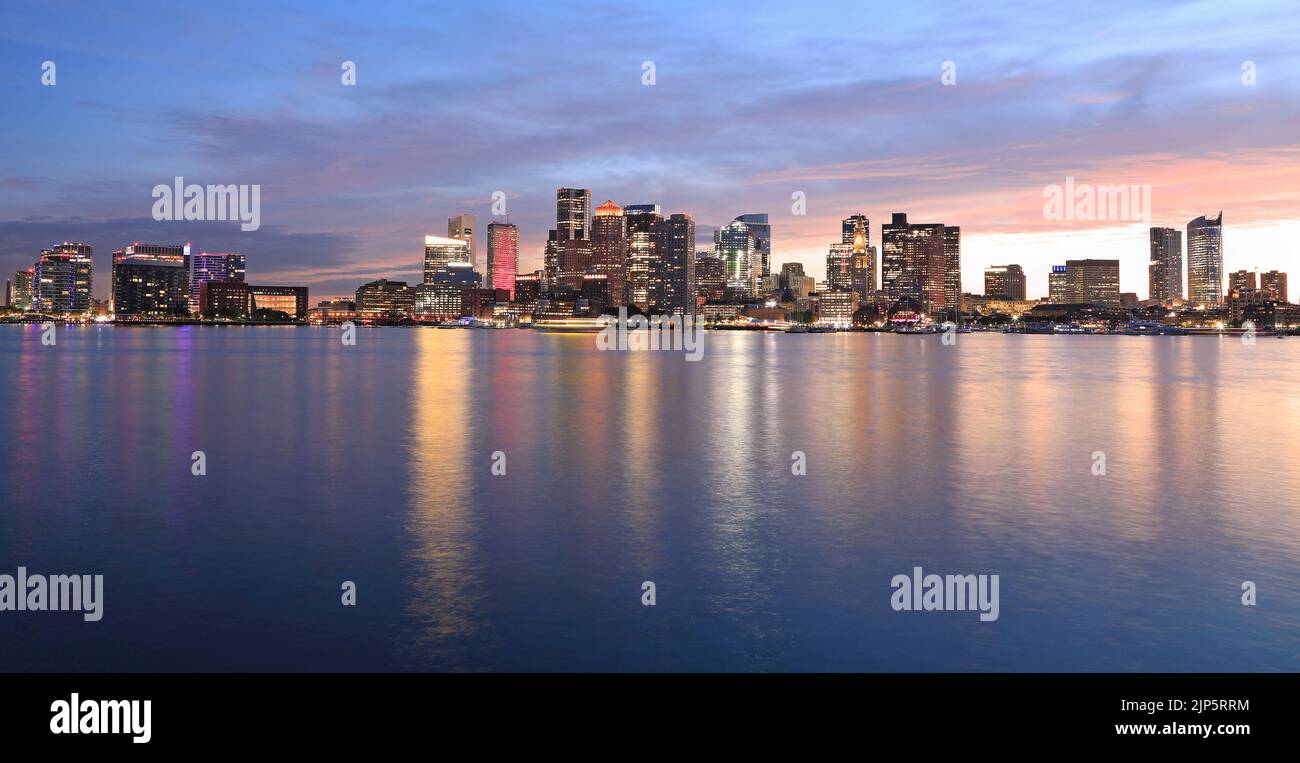 Skyline di Boston e porto al crepuscolo con l'Oceano Atlantico in primo piano, USA Foto Stock