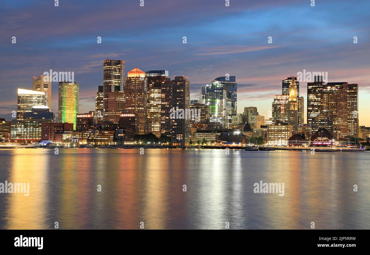 Skyline di Boston e porto al crepuscolo con l'Oceano Atlantico in primo piano, USA Foto Stock