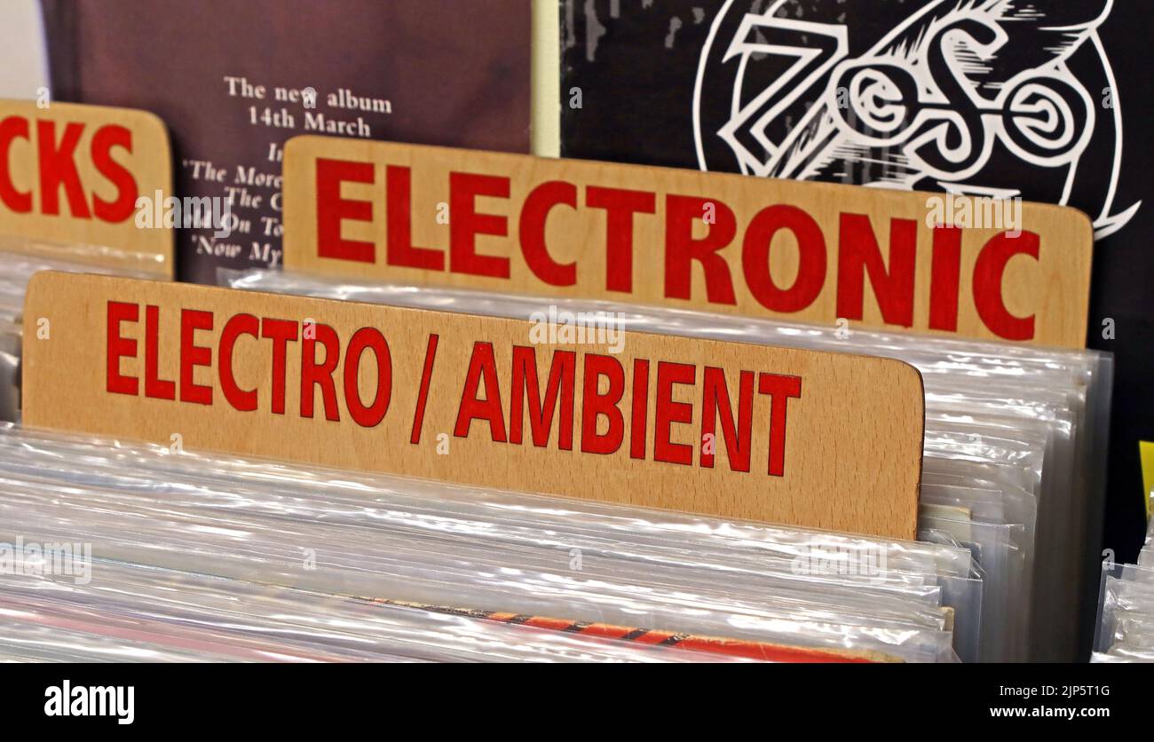 Sezione elettronica a Record Mart, un negozio indipendente di dischi e vinili Dagfields, nei pressi di Audlem, Nantwich, Crewe , Cheshire, INGHILTERRA, REGNO UNITO, CW5 7LG Foto Stock