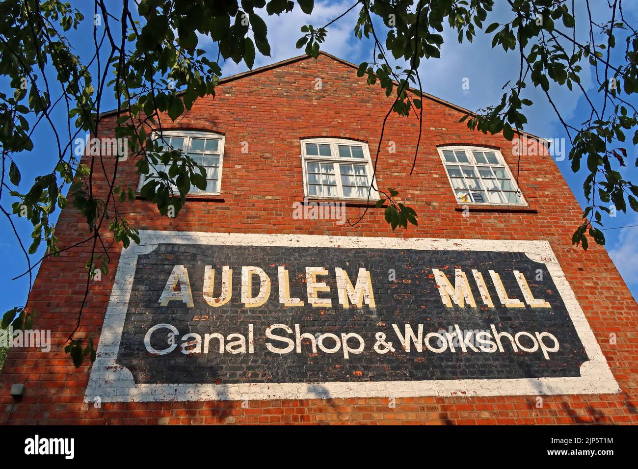 Audlem Mill , negozio di canali e di aghi, Audlem, Cheshire, Inghilterra, Regno Unito, CW3 0AB Foto Stock