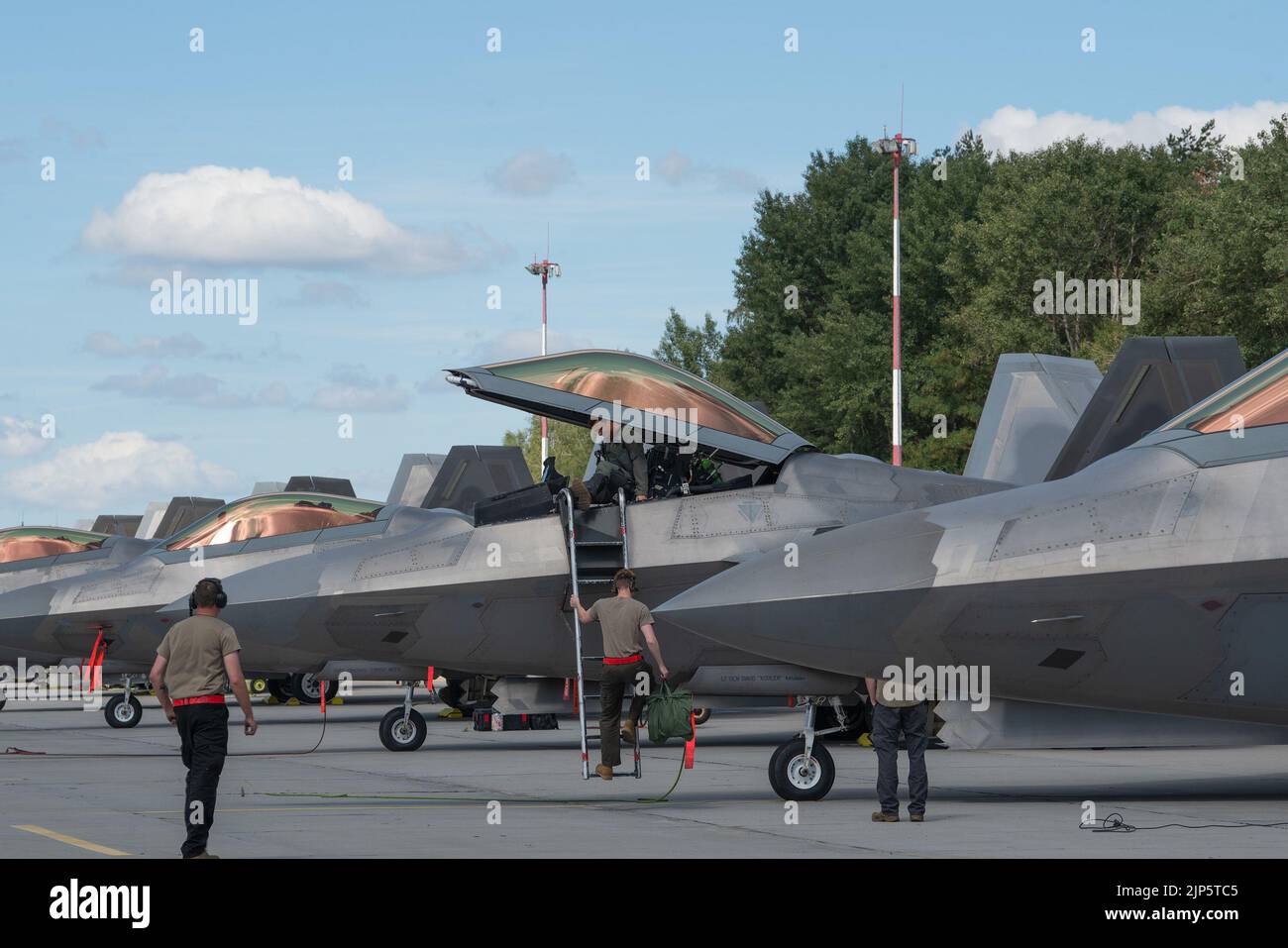 I manutentori dell'aviazione militare statunitense dello Squadrone del combattimento di spedizione del 90th preparano i F-22 Raptors per il decollo a sostegno della missione di schermatura aerea della NATO presso la base aerea di Łask, Polonia, 7 agosto 2022. La missione di protezione aerea della NATO è uno sforzo multinazionale e una posizione di deterrenza e difesa a lungo termine. (STATI UNITI Foto dell'Aeronautica militare del sergente Danielle Sukhlall) Foto Stock