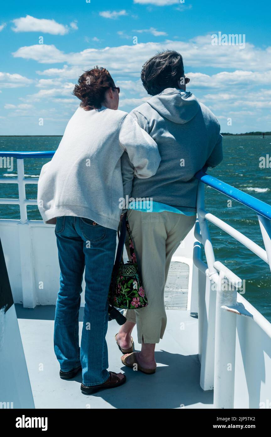 Gita in traghetto per Smith Island - Sorelle che ammirano la vista Foto Stock