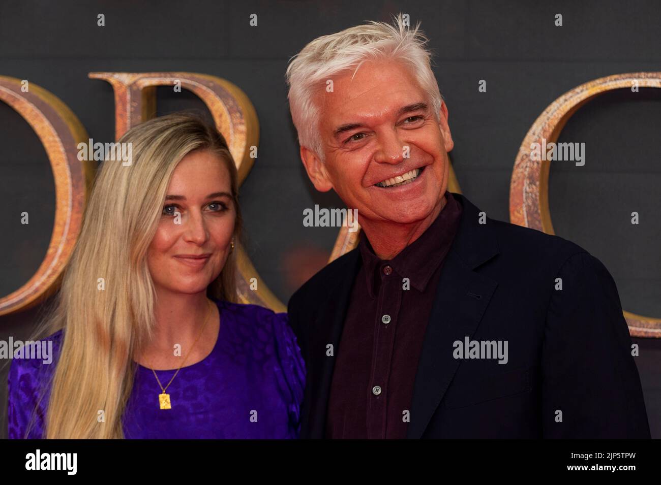 Londra, Regno Unito. 15 agosto 2022. (R) il presentatore Phillip Schofield e la figlia Molly partecipano allo Sky Group Premiere a Leicester Square Gardens di ‘House of the Dragon’, la nuova serie basata su George R.R. Il romanzo Fire & Blood di Martin, ambientato 200 anni prima degli eventi del Trono di Spade, racconta la storia della Casa di Targaryen. La serie inizia su Sky 22 agosto. Credit: Stephen Chung / EMPICS / Alamy Live News Foto Stock