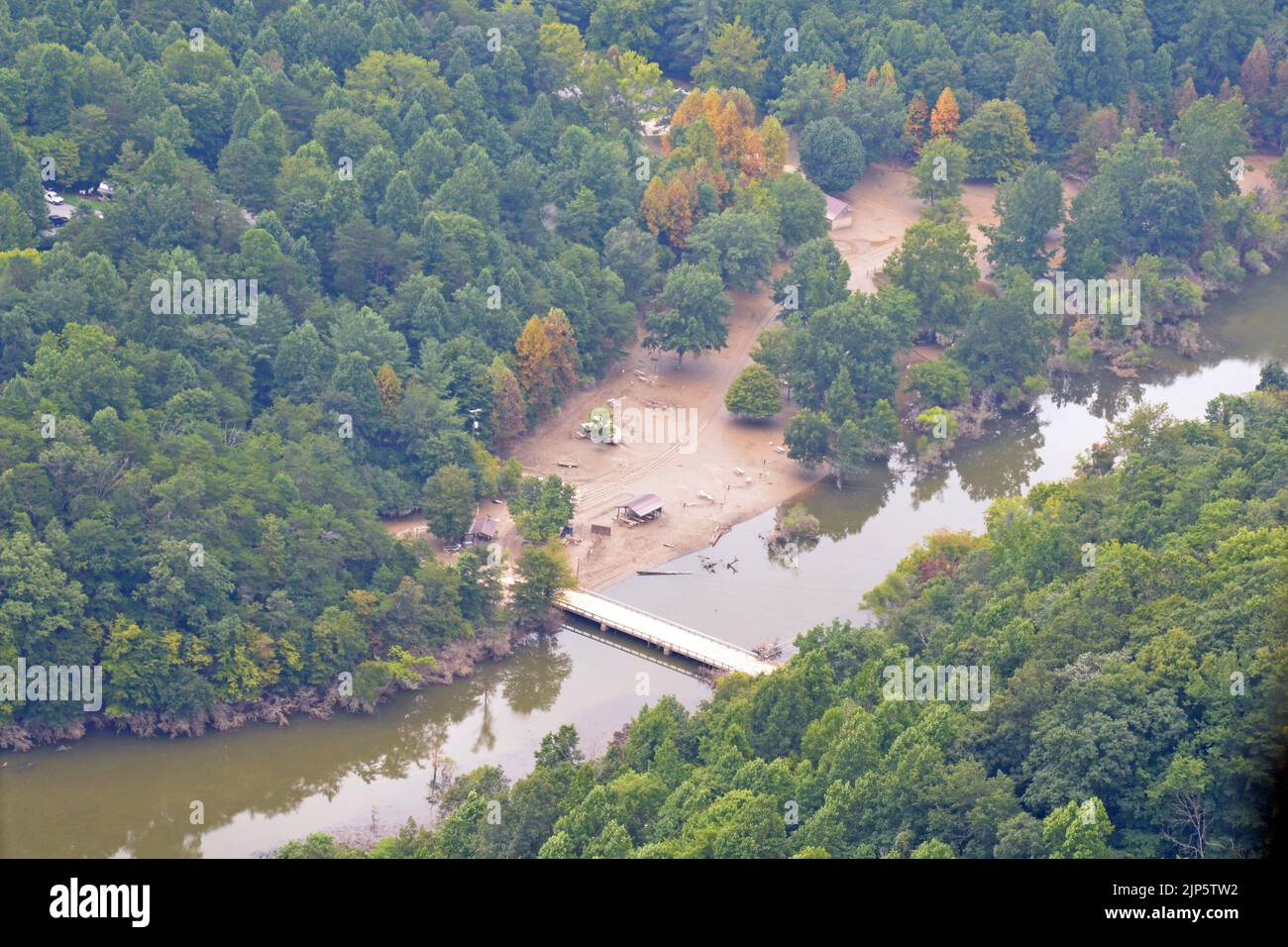 Impatti dell'area ricreativa dovuti alle inondazioni del lago Carr Creek, Sassafras, Kentucky, 12 agosto 2022. Corpo dell'esercito degli Stati Uniti degli ingegneri grandi Laghi e Ohio River Division Commander Brig. Il generale Kimberly Peeples, insieme al personale della Great Lakes and Ohio River Division e del Louisville District, ha effettuato un sondaggio sui danni causati dalle inondazioni nel Kentucky orientale, il 12 agosto 2022, a bordo di un UH-60 Black Hawk volato dalla US Army Reserve 244th ECAB da Fort Kox. Questo flyover ha permesso alla direzione di divisione e distretto di ottenere una prospettiva reale dell'entità dei danni lasciati dietro dall'inondazione storica, che ha colpito orientale Foto Stock