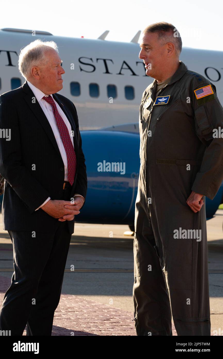 Il generale Mike Minihan, comandante del comando per la mobilità aerea, saluta Frank Kendall, segretario dell'aeronautica militare al suo arrivo sulla base dell'aeronautica militare Scott, Illinois, 10 agosto 2022. Il SecAF ha partecipato a diversi impegni che hanno evidenziato come la mobilità sia la manovra significativa per portare la forza congiunta nella lotta futura. Mobility Airmen alimenta la letalità della forza congiunta attraverso la mobilità globale rapida, che offre gli effetti giusti al posto giusto e al momento giusto. (STATI UNITI Air Force foto di Airman 1st Class Mark Sulaica) Foto Stock