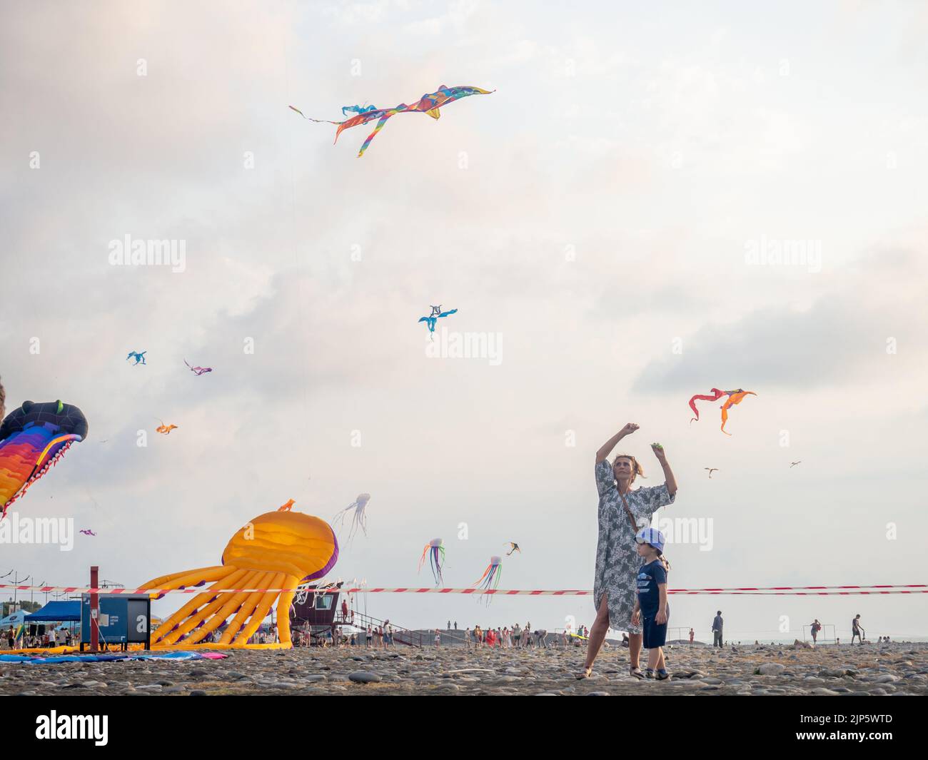 Batumi, Georgia. 08.13.2022 Kite Festival. La gente vola aquiloni. Bellezza nel cielo nibbi diversi nel cielo. Vacanza al resort. Atmosfera festiva. Foto Stock