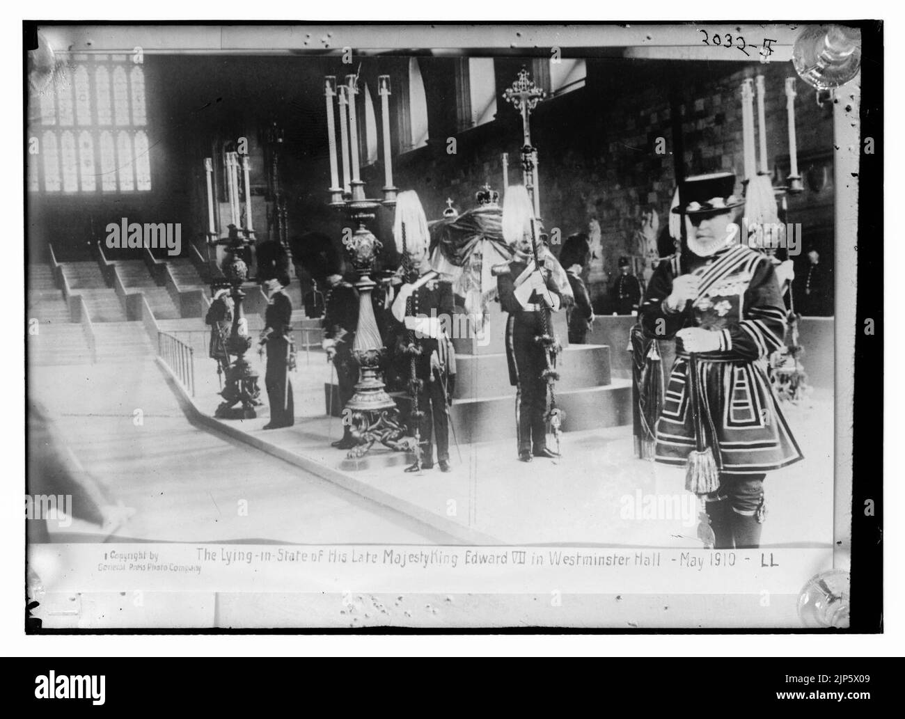 La giacente in stato di Sua Maestà tardi Edward VII nella Westminster Hall Foto Stock