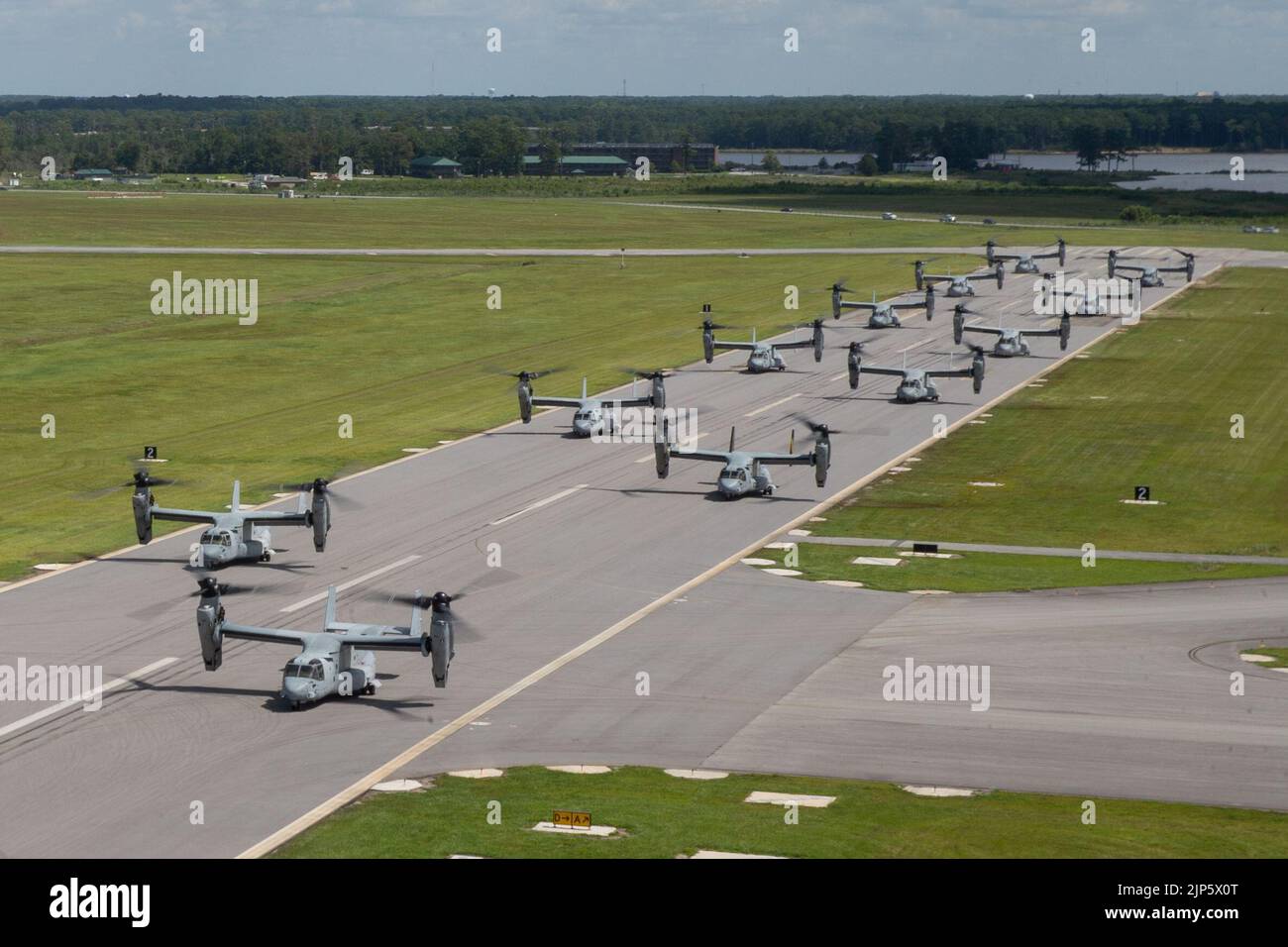 U.S Marines with Marine Aircraft Group (MAG) 26 preparatevi a volare MV-22B Ospreys alla Marine Corps Air Station New River, North Carolina, 9 agosto 2022. MAG-26 ha dimostrato la potenza di combattimento aereo che forniscono alla Marine Air-Ground Task Force, assicurando che i cinque squadroni Osprey MV-22B siano pronti per essere schierati in un attimo. MAG-26 è un'unità subordinata di 2nd Marine Aircraft Wing, l'elemento di combattimento aereo della II Marine Expeditionary Force. (STATI UNITI Corpo marino foto di Lance CPL. Anakin Smith) Foto Stock
