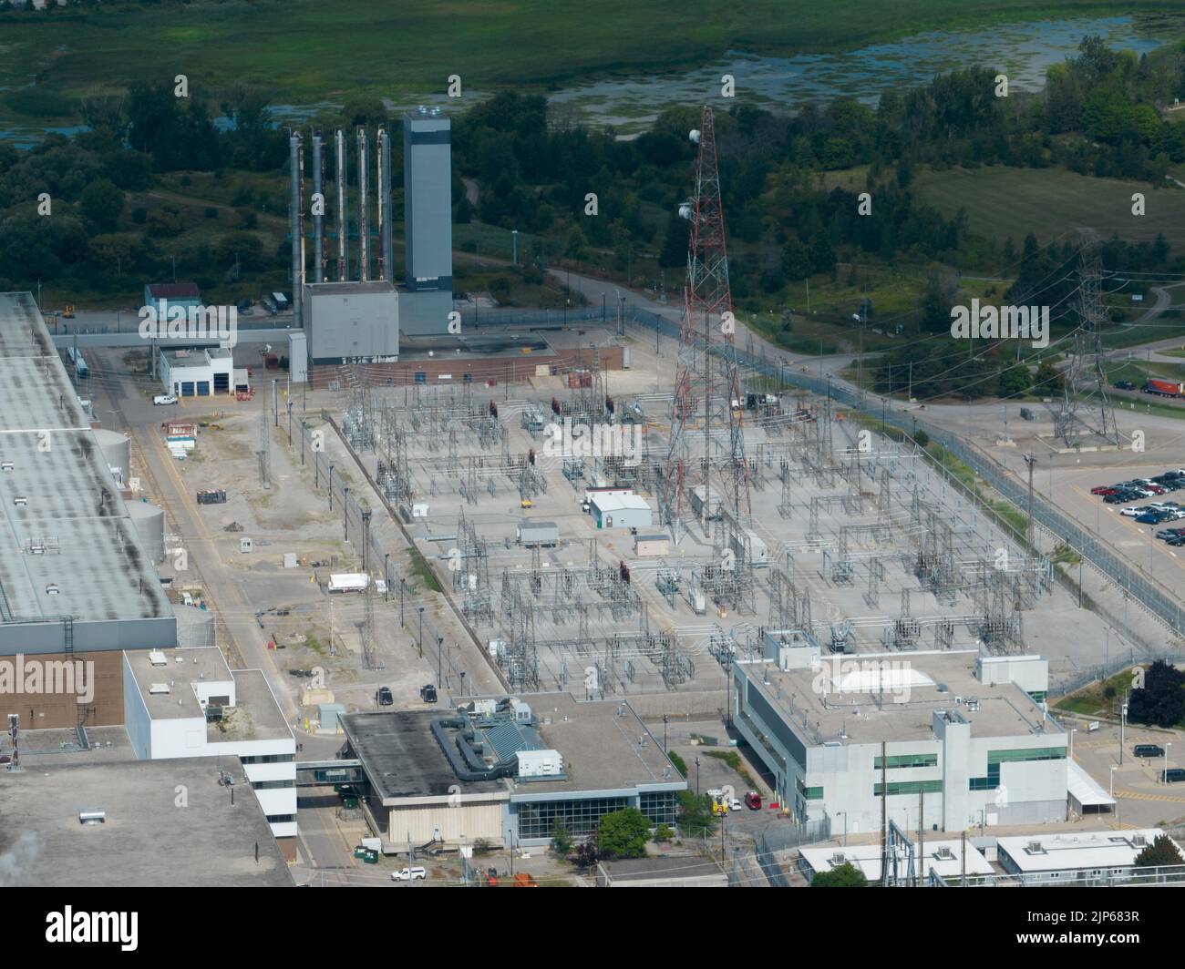 Una vista aerea ad alto angolo che guarda un trasformatore elettrico, una stazione di rete elettrica. Visto in una giornata di sole. Foto Stock