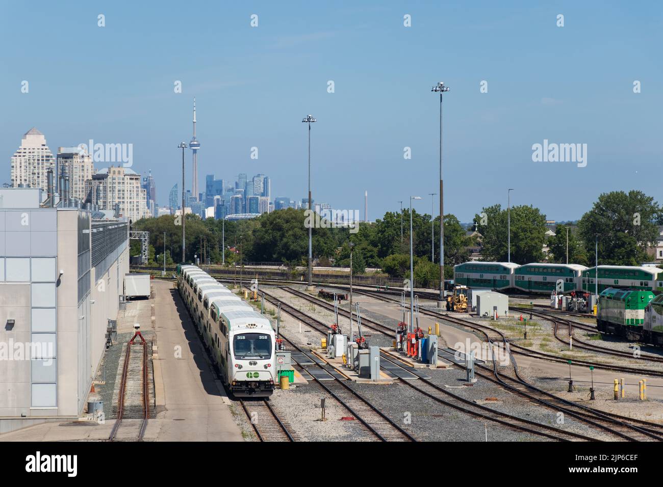 Un treno GO Transit è visto fermo nelle loro principali strutture di manutenzione nella periferia del centro di Toronto. Foto Stock