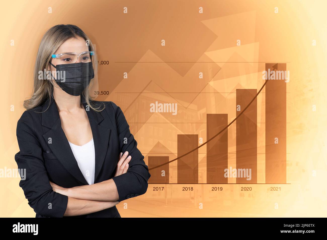 Donna d'affari che indossa scudo e maschera in piedi con le braccia incrociate con business chart dietro. Foto Stock