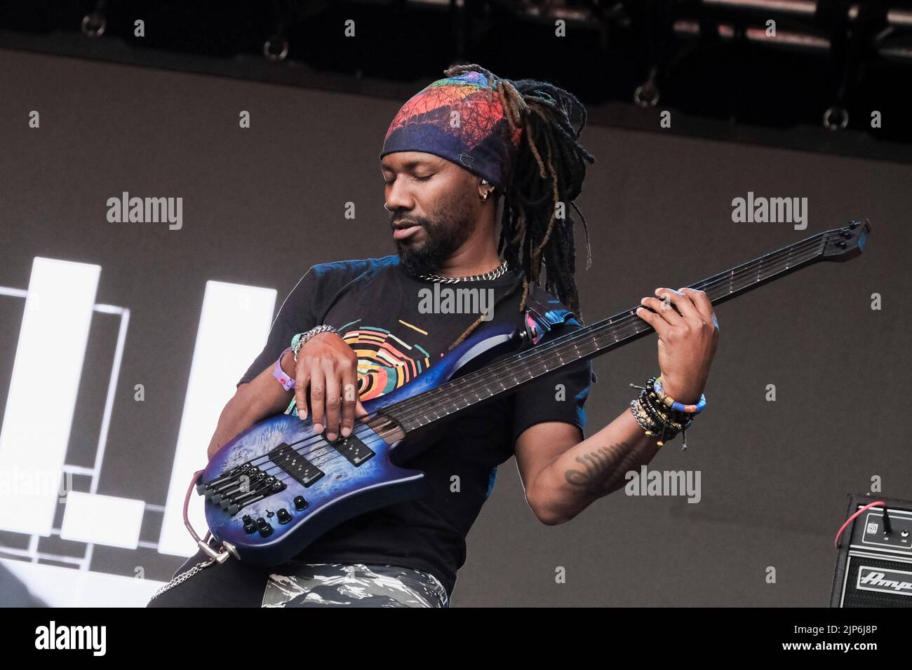 Winchester, Regno Unito. 14th ago, 2022. Jesse Royal (Jesse David Lei Grey), chitarrista e cantante giamaicano, suona dal vivo sul Grand Central Stage al Boomtown Fair Festival. Boomtown è un festival di musica britannica che si tiene ogni anno nella tenuta di Matterley nel South Downs National Park, vicino a Winchester. Credit: SOPA Images Limited/Alamy Live News Foto Stock