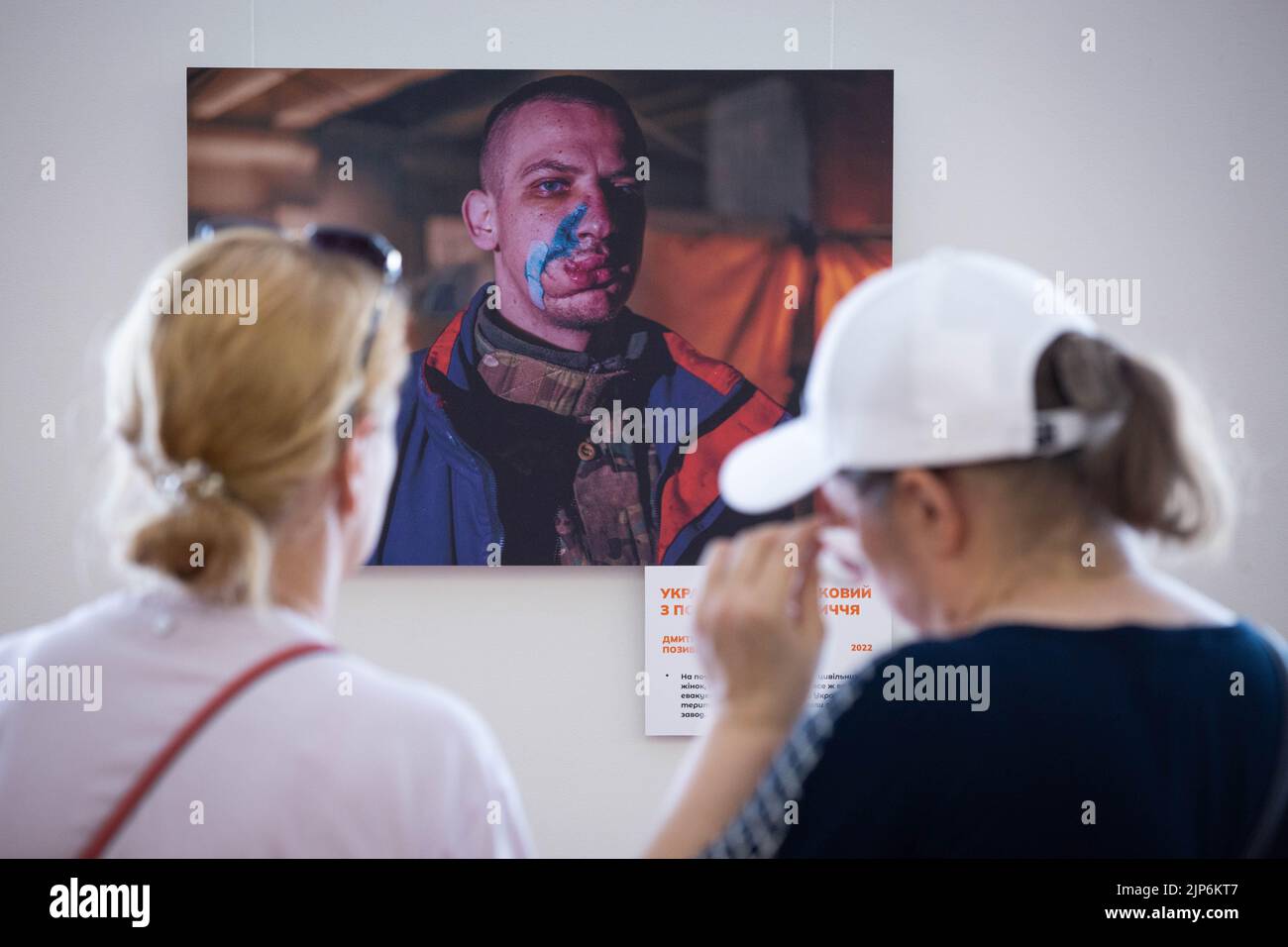 Kiev, Ucraina. 14th ago, 2022. La gente guarda le foto del soldato-fotografo Azov Dmytro 'Orest' Kozatsky mostrate alla mostra intitolata 'senza precedenti Azovstal' a Kyiv. Le fotografie di Dmytro 'Orest' Kozatsky mostrano le realtà dei soldati reggimento Azov assediati nella acciaieria Azovstal di Mariupol. Prima di essere catturato, Kozatsky pubblicò le sue foto sui social network per diffonderle il più possibile. (Foto di Oleksii Chumachenko/SOPA Images/Sipa USA) Credit: Sipa USA/Alamy Live News Foto Stock