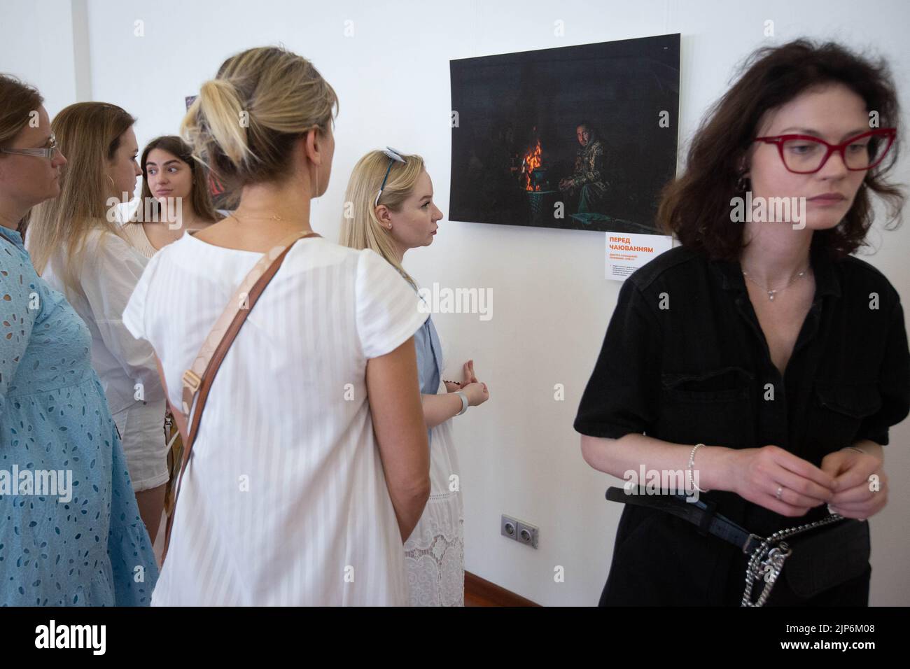 Kiev, Ucraina. 14th ago, 2022. La gente guarda le foto del soldato-fotografo Azov Dmytro 'Orest' Kozatsky mostrate alla mostra intitolata 'senza precedenti Azovstal' a Kyiv. Le fotografie di Dmytro 'Orest' Kozatsky mostrano le realtà dei soldati reggimento Azov assediati nella acciaieria Azovstal di Mariupol. Prima di essere catturato, Kozatsky pubblicò le sue foto sui social network per diffonderle il più possibile. (Foto di Oleksii Chumachenko/SOPA Images/Sipa USA) Credit: Sipa USA/Alamy Live News Foto Stock